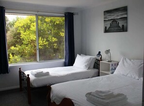 3 bedrooms, iron/ironing board, WiFi, bed sheets - Greens Beach Escape (Greens Beach)