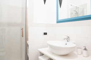 Douche, sèche-cheveux, bidet, serviettes fournies