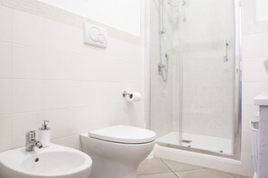 Dusche, Haartrockner, Bidet, Handtücher