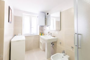 Douche, sèche-cheveux, bidet, serviettes fournies