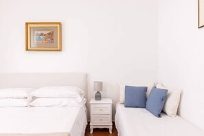 3 chambres, coffre-fort, bureau, fer et planche à repasser