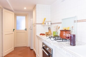 Een koelkast, een microgolfoven, een oven, een kookplaat