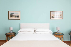 3 bedrooms, in-room safe, desk, iron/ironing board - New home with balconies in Sorrento center (Sorrento)