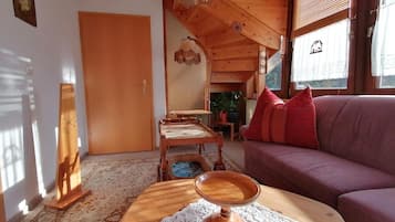 Televisión, chimenea, reproductor de DVD y estéreo