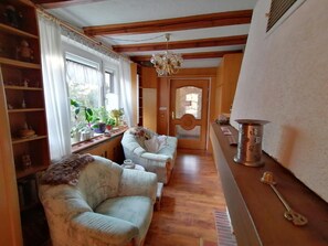 Interior - Apartment 'Haus Am Waldrand' with Mountain View, Private Terrace and Wi-Fi (Freital)