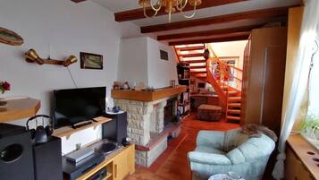 TV, caminetto, lettore DVD, impianto stereo