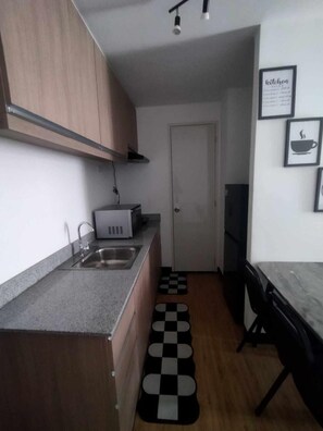 Kühlschrank, Mikrowelle, Wasserkocher