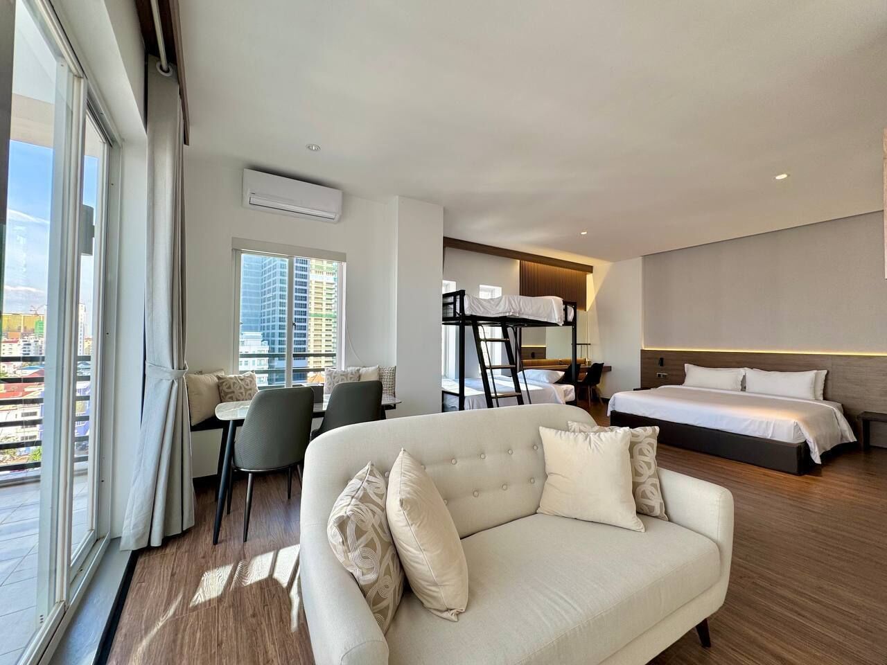 Family Double Room | Living area | 35-inch flat-screen TV with cable channels, ping pong, books