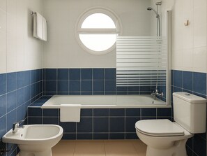 Combined shower/tub, hair dryer, towels, soap - Aparthotel Autosole (Estepona)