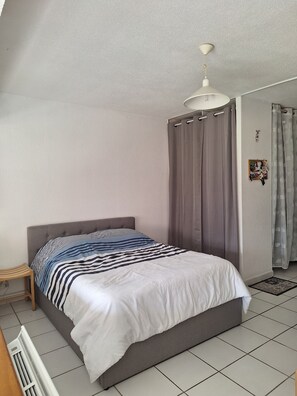 Travel crib, WiFi, bed sheets - Waterfront studio cabin (San-Nicolao)