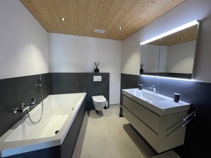 Serviettes fournies, shampoing, papier toilette