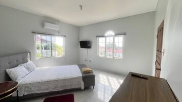 3 bedrooms, desk, free WiFi, bed sheets