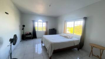3 bedrooms, desk, free WiFi, bed sheets
