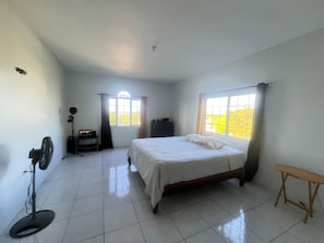 3 bedrooms, desk, free WiFi, bed sheets - The Retreat (Lyssons)