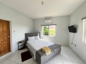 3 chambres, bureau, Wi-Fi gratuit, draps fournis