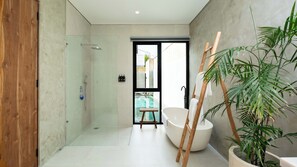 Villa, vue piscine | Salle de bain | Sèche-cheveux, serviettes fournies, savon, shampoing