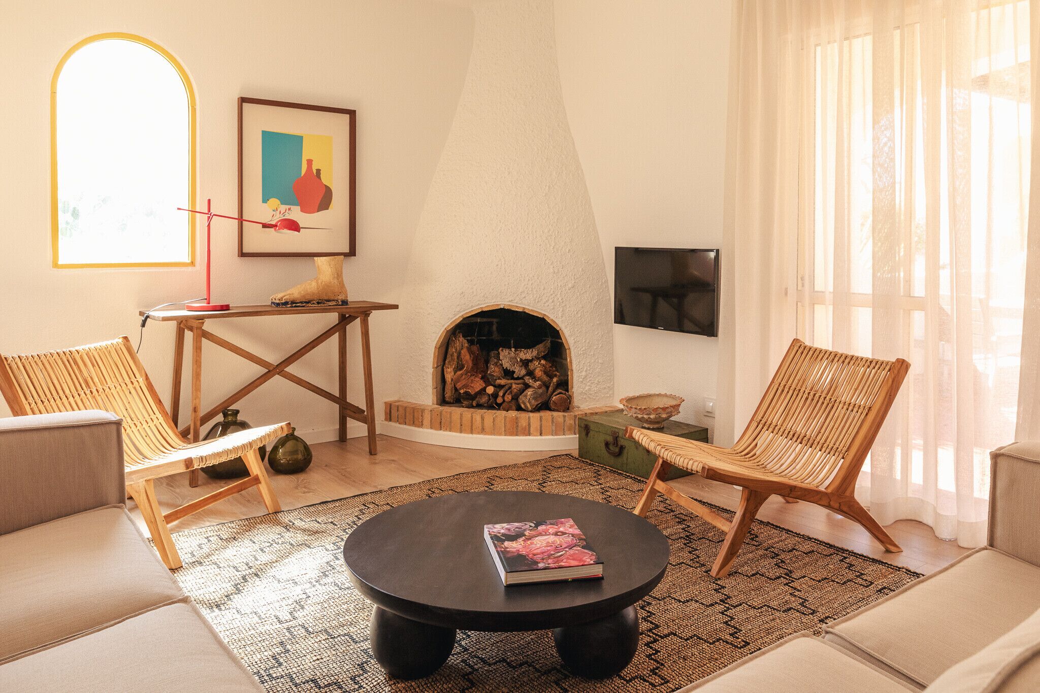 TV, fireplace