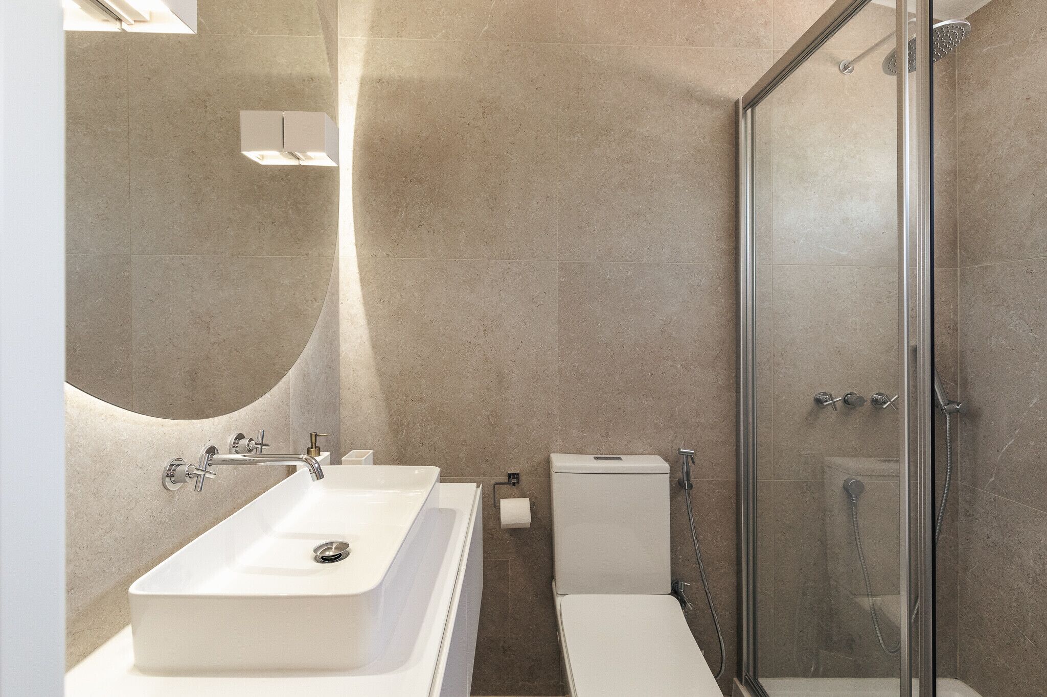 Een douche, een haardroger, handdoeken