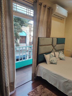 2 bedrooms, in-room safe, iron/ironing board, WiFi - Akhand Bhawan Homestay (Varanasi)
