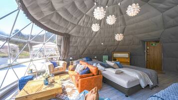 Tienda de campaña Deluxe, para no fumadores | Wifi gratis y ropa de cama