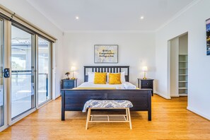 Deluxe House, Golf View | 3 bedrooms, blackout drapes, iron/ironing board, free WiFi - StayAU 3BR Deluxe Family Loft Point Cook (Point Cook)