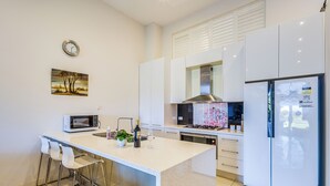 Deluxe House, Golf View | Private kitchen - StayAU 3BR Deluxe Family Loft Point Cook (Point Cook)