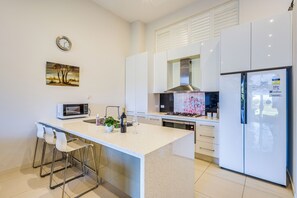 Deluxe House, Golf View | Private kitchen | Highchair - StayAU 3BR Deluxe Family Loft Point Cook (Point Cook)