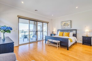 Deluxe House, Golf View | 3 bedrooms, blackout drapes, iron/ironing board, free WiFi - StayAU 3BR Deluxe Family Loft Point Cook (Point Cook)