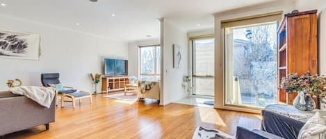 Deluxe House, Golf View | Living area | Flat-screen TV