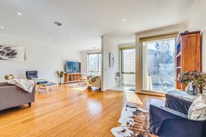 Casa Deluxe, vistas al campo de golf | Zona de estar | Una televisión de pantalla plana