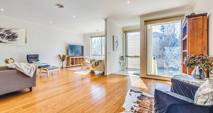 StayAU 3BR Deluxe Family Loft Point Cook