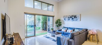 StayAU 3BR Deluxe Family Loft Point Cook