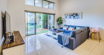 StayAU 3BR Deluxe Family Loft Point Cook