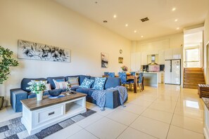 Maison Deluxe, vue golf | Coin séjour | Télévision à écran plat