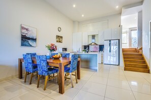 Deluxe House, Golf View | Dining room - StayAU 3BR Deluxe Family Loft Point Cook (Point Cook)