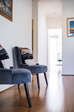 Deluxe House, Golf View | Dining room - StayAU 3BR Deluxe Family Loft Point Cook (Point Cook)