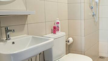 Deluxe Apartment | Bathroom | Soap, shampoo, toilet paper