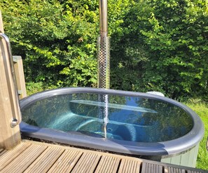 Tenda (Lake Yurt with Wood fired hot tub) | Seprai linen