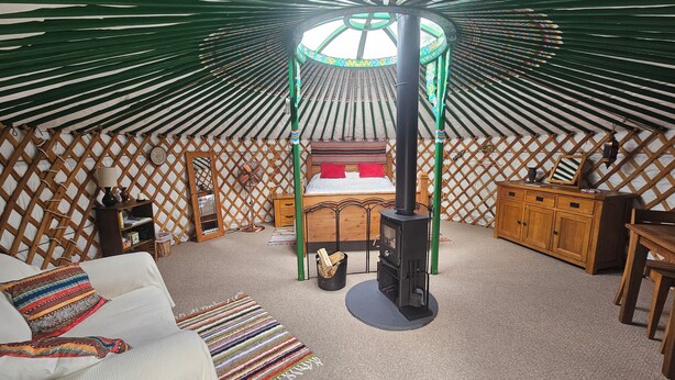 텐트 (Lake Yurt with Wood fired hot tub)