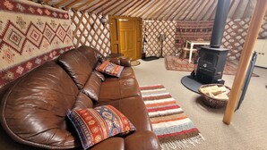 텐트 (Meadow Yurt with Wood fired hot tub)