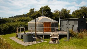 텐트 (Meadow Yurt with Wood fired hot tub)