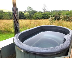 Tenda (Meadow Yurt with Wood fired hot tub) | Seprai linen