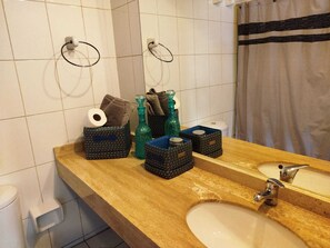 Toalhas de banho, sabonete, papel higiênico 