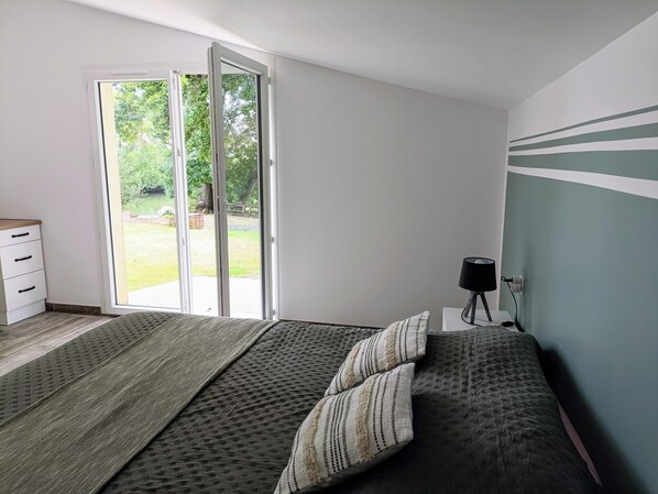 1 bedroom, desk, bed sheets - "La Passerelle" Montreuil,le Mans (Neuville-sur-Sarthe)