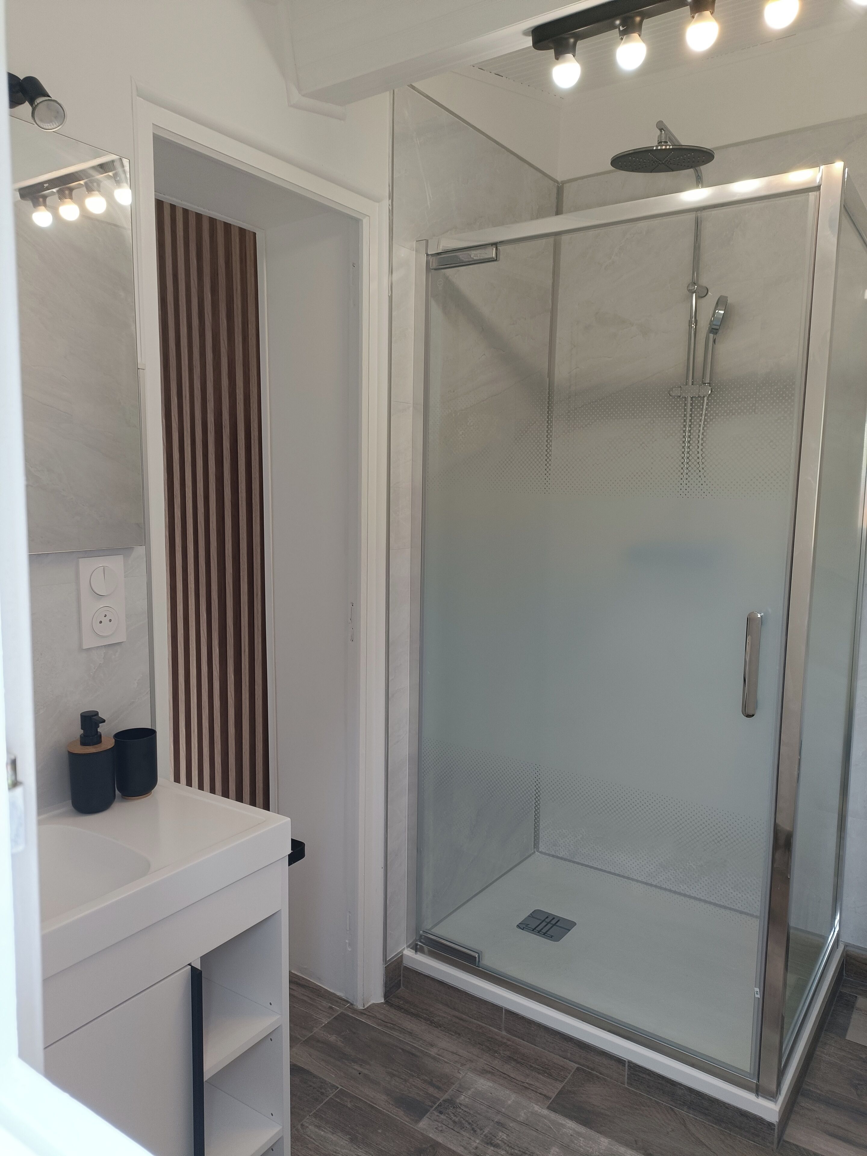 Shower, hair dryer, towels, toilet paper