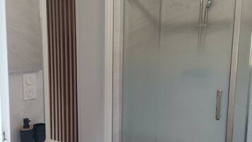 Douche, sĂšche-cheveux, serviettes fournies, papier toilette