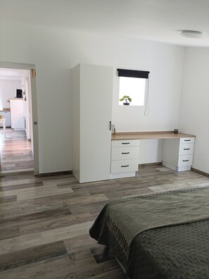 1 quarto, escrivaninha, roupa de cama