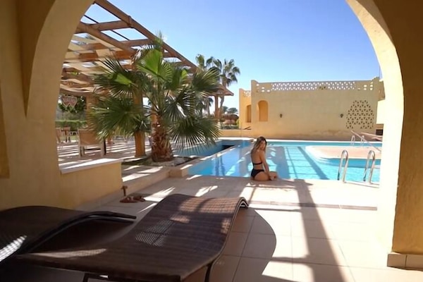 6 piscinas al aire libre, sombrillas