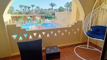 Romantisches Doppelzimmer, Poolblick | Terrasse/Patio