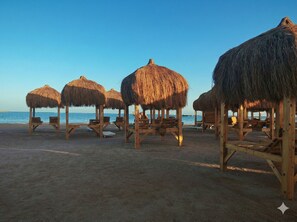 Plage privée, chaises longues, serviettes de plage, beach-volley